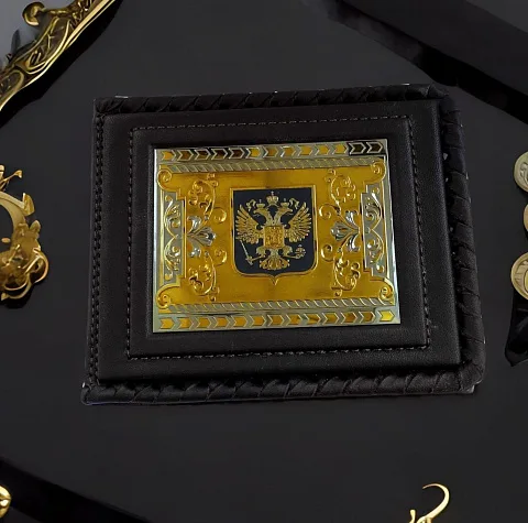 На память: Кожаный зажим «Герб»