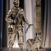 На память: Бронзовая статуэтка «Пограничник», 140×60×35 мм — фотография 1