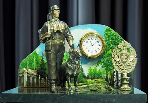 Часы «Застава» с пограничником, собакой и гербом — красивый подарок