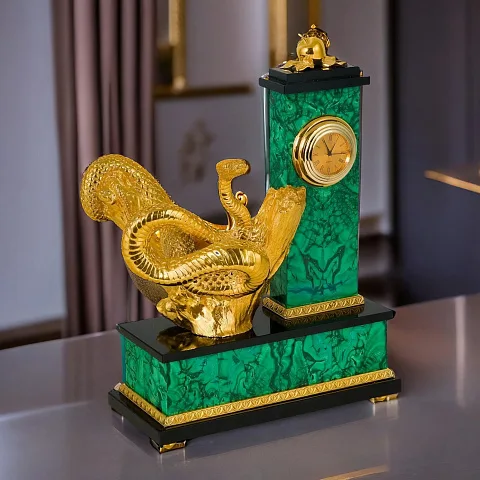 На память: Часы «Искушение» из малахита с бронзовой фигурой