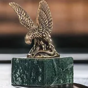 Подарочная бронзовая статуэтка «Орел» на змеевике, 60×47×47 мм — фотография 1