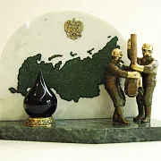 На память: Бронзовый сувенир «Российская добыча нефти» на камне — фотография 2