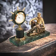 Подарочные настольные часы «Моряк» из бронзы и змеевика — фотография 1