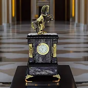 Каминные часы «Конь» из чароита и долерита — необычный подарок — фотография 1