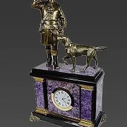 Каминные часы «Охотник» из чароита и долерита в подарок — фотография 3