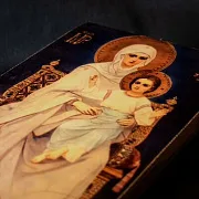 На память: Икона деревянная "Богоматерь на престоле" — фотография 3