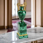 Ваза из малахита на постаменте — оригинальный подарок — фотография 1