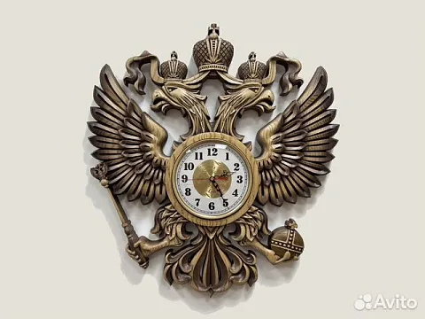 Резные часы с гербом РФ из ясеня — оригинальный подарок