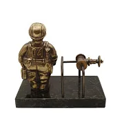 Бронзовая статуэтка «Газовик» — оригинальный подарок — фотография 2