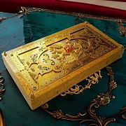 На память: Деревянные нарды «Герб РФ» с позолоченной златоустовской гравюрой — фотография 1