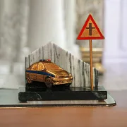 Подарочный сувенир «ДПС» из бронзы на каменном основании — фотография 1