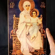На память: Икона деревянная "Богоматерь на престоле" — фотография 1