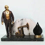 Бронзовый сувенир «Работник нефтяной промышленности» с качалкой в подарок — фотография 2