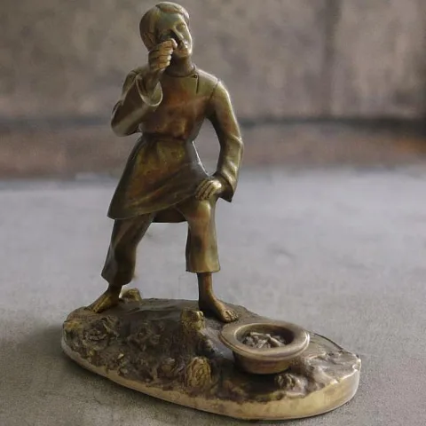 На память: Бронзовая композиция «Мальчик, играющий в бабки»