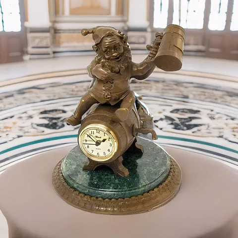 Настольные часы с гномом на пивной бочке — красивый подарок