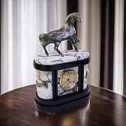 Ручная работа: Каминные часы «Конь» из мрамора и долерита — фотография 1