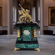 Каминные часы «Георгий Победоносец» на долерите и малахите, 200×95×360 мм — красивый подарок — фотография 1