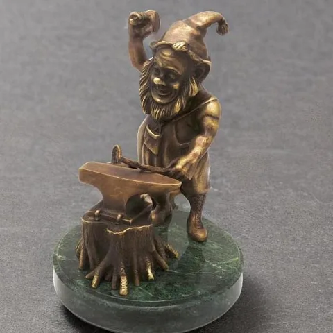 Ручная работа: Композиция «Гном-кузнец» из бронзы на змеевике